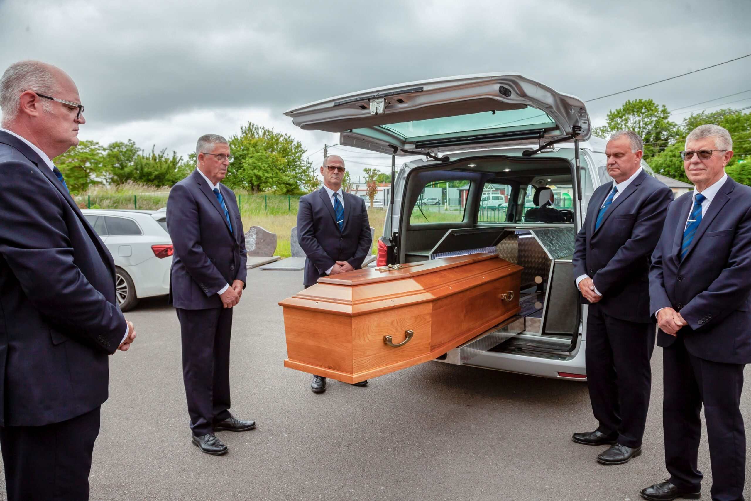 cercueil entoure des agents funeraires