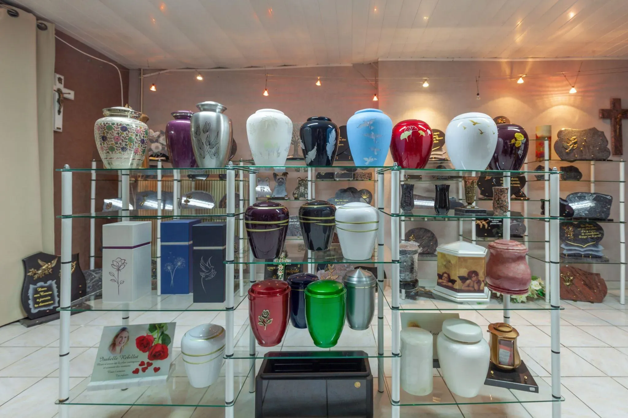 Collection d'urnes cinéraires de différentes formes et couleurs en boutique