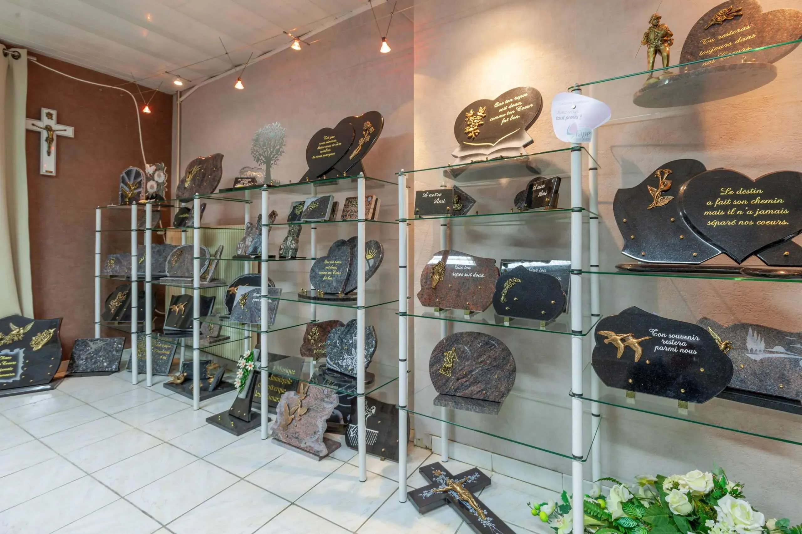 Rayonnages de magasin exposant un large choix de plaques funéraires en granit