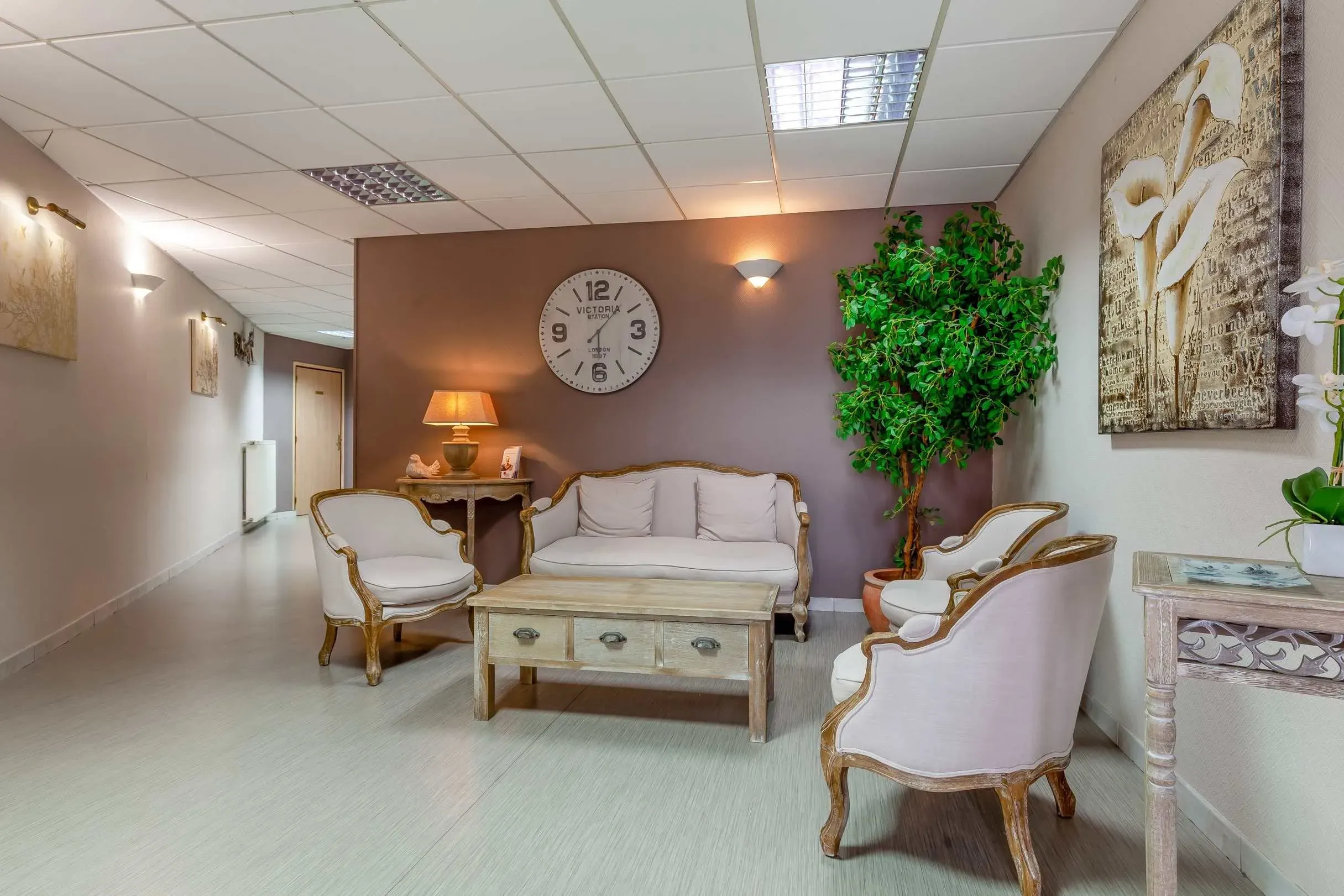 Salon d'accueil confortable de la maison funéraire aménagé avec des fauteuils et un canapé