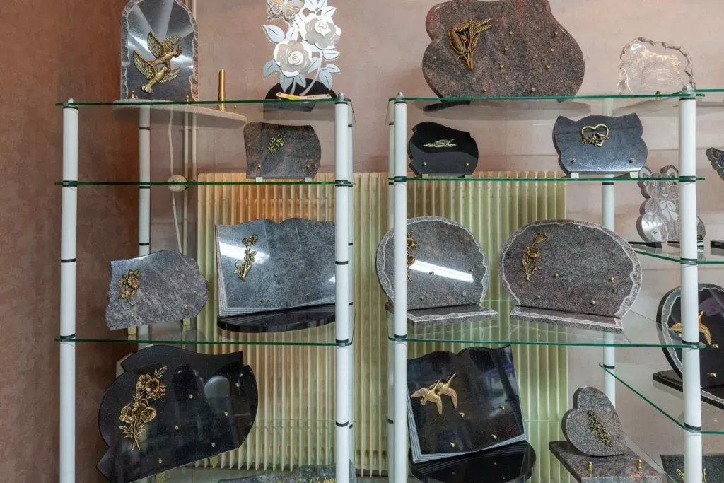 Exposition de plaques funéraires personnalisées sur des étagères